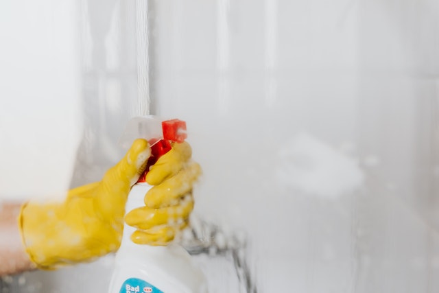 Alergia na chemikalia w środkach czystości: zagrożenia dla zdrowia i alternatywne metody sprzątania