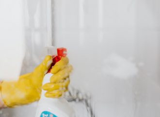 Alergia na chemikalia w środkach czystości: zagrożenia dla zdrowia i alternatywne metody sprzątania